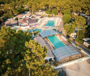 Piscine couverte et bassins extérieurs au cœur de la pinède du camping Natuara – L’écrin du Ferret