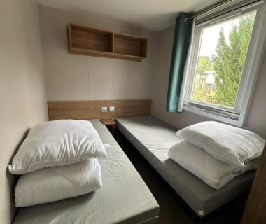 Chambre avec deux lits simples au camping Natuara L'écrin du Ferret