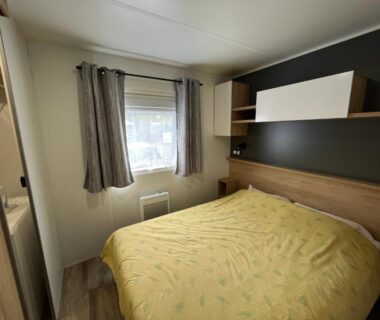 Chambre double avec lit et fenêtre au Natuara L'horizon du lac Wifi inclu