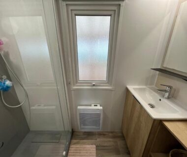 Salle de bains avec douche et lavabo dans Natuara L'horizon du lac Wifi inclu