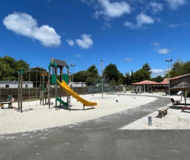 Aire de jeux sur sable avec toboggan au camping Natuara L'horizon du lac Wifi inclu