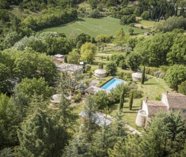 Vue aérienne du camping avec piscine entourée de pins au Natura Lodge