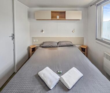 Chambre avec lit double dans l'hébergement Nature et Sérénité