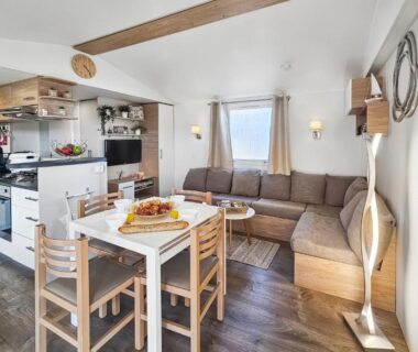 Séjour avec kitchenette dans le mobil-home Nature et Sérénité