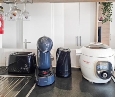 Coin cuisine avec cafetière à dosettes, grille-pain, bouilloire et cuiseur dans l'hébergement Nature & Sérénité