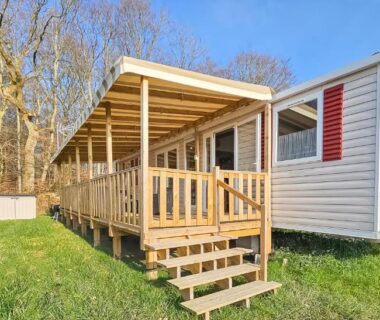 Mobil-home sur pelouse avec terrasse en bois au camping Nature & Sérénité