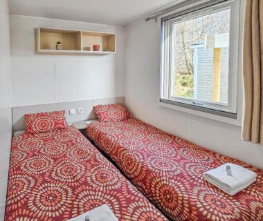 Chambre avec deux lits individuels dans le mobil-home Nature & Sérénité