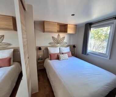 Chambre double lumineuse avec lit et fenêtre dans l'hébergement Notre bulle du ferret