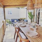 Terrasse couverte avec table dressée au camping Notre bulle du ferret