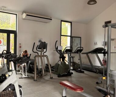 Salle de fitness avec tapis de course et vélo elliptique à Notre bulle du ferret