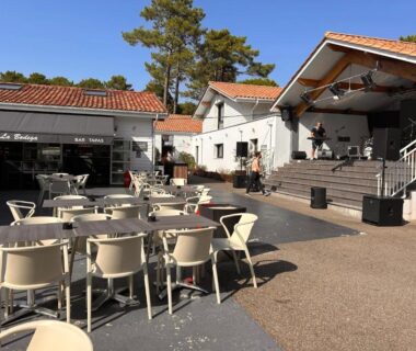 Terrasse extérieure avec tables et chaises au camping Notre bulle du ferret