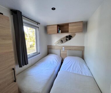 Chambre avec deux lits simples et armoire dans le camping Notre bulle du ferret