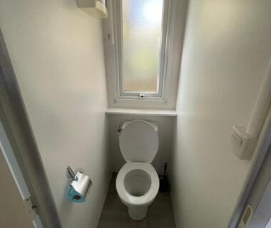 WC compact avec toilette et fenêtre dans le Nouveau Vacance nature au calme