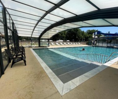 Piscine couverte avec toboggan et transats au camping Nouveau Vacance nature au calme