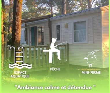 Terrasse en bois devant mobil home dans la pinède au Nouveau Vacance nature au calme