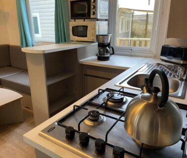Intérieur avec kitchenette, bouilloire et coin repas du Nouveau Vacance nature au calme