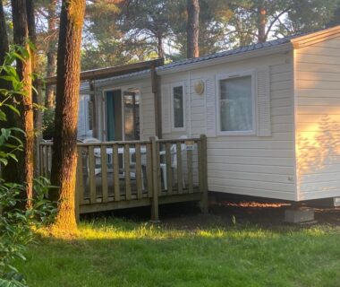 Mobil home sous les pins dans la verdure au Nouveau Vacance nature au calme