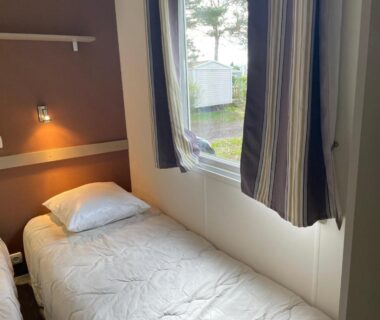 Chambre dans mobile home avec deux lits simples au camping Nouveau Vacance nature au calme