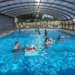 Piscine couverte avec baigneurs au O2 Camping