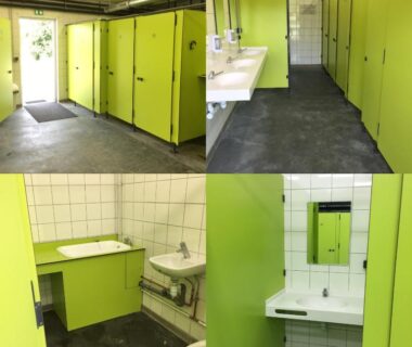 Bloc sanitaire avec cabines vertes et lavabos à l'O2 Camping