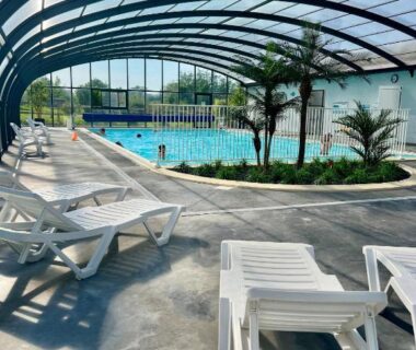 Piscine couverte sous dôme vitré avec transats au O2 Camping