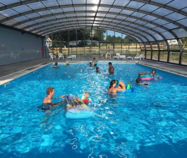 Piscine couverte avec baigneurs au O2 Camping
