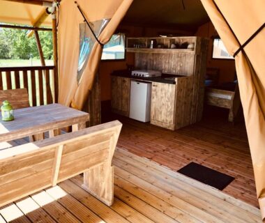 Terrasse en bois et kitchenette dans la tente lodge du O2 Camping