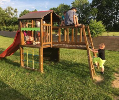 Aire de jeux sur pelouse avec enfants au O2 Camping
