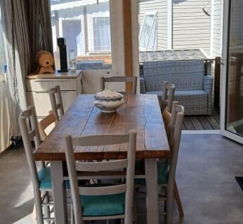 Intérieur coin repas avec table et chaises dans l'hébergement O255 L'Océa