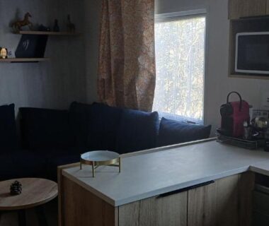 Intérieur mobil-home avec coin salon et kitchenette de l'hébergement O255 L'Océa
