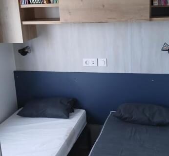Chambre avec deux lits simples dans le mobil-home O255 L'Océa