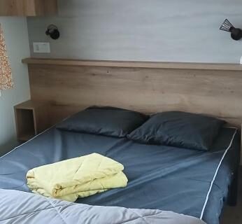 Chambre avec lit double et serviettes pliées dans l'hébergement O255 L'Océa