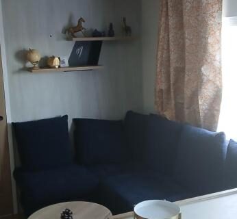 Séjour avec canapé d'angle et table basse dans O255 L'Océa