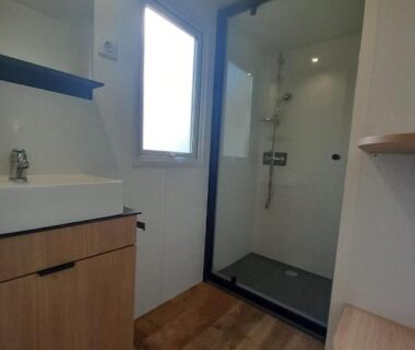 Salle d'eau avec douche et lavabo dans l'hébergement O’ContisParadise