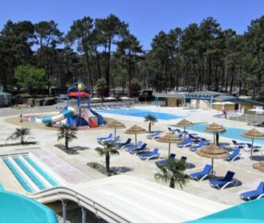 Piscine extérieure avec toboggans et transats au camping O’ContisParadise
