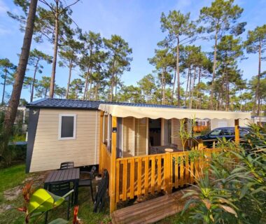 Terrasse en bois et mobil-home au milieu des pins O’ContisParadise