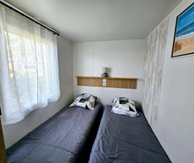 Chambre avec deux lits simples dans le camping O'ContisParadise