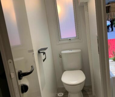 Salle d'eau avec WC et douche dans l'OPHEA 2 Personnes