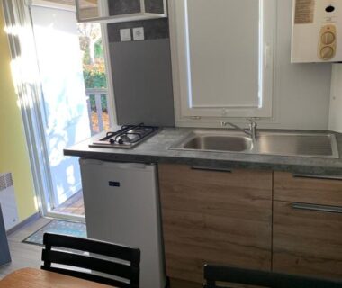 Cuisine équipée dans le mobil-home OPHEA 2 Personnes