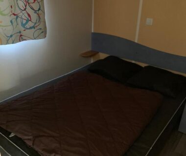 Chambre avec lit double, rideau et tablette murale dans l'OPHEA 2 Personnes