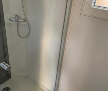 Cabine de douche dans l'hébergement OPHEA 2 Personnes
