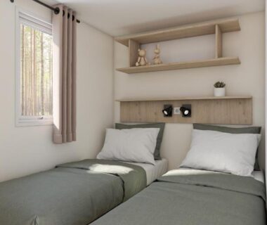Chambre avec deux lits simples et fenêtre dans le camping Oasis des Garrigues