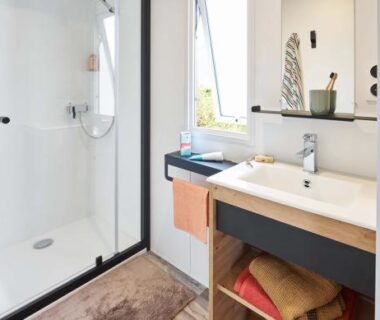 Salle de bains avec douche et lavabo au camping Oasis des Garrigues