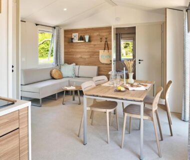 Intérieur lumineux avec coin repas et canapé dans le mobil-home de l'Oasis des Garrigues