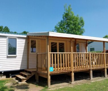 Mobil-home avec terrasse en bois au camping Oasis des Garrigues