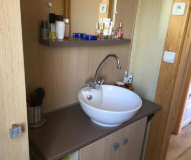 Lavabo sur plan de toilette dans la salle d'eau de l'hébergement Oasis village