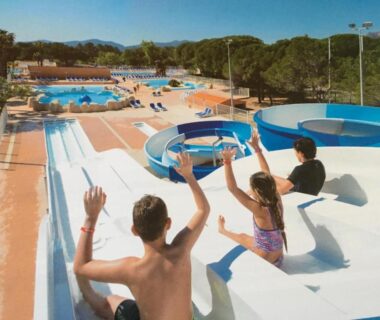 Parc aquatique avec toboggans et bassins au camping Oasis village