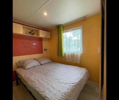Chambre intérieure avec lit double et fenêtre dans le mobile home Oasis village 5 étoiles piscine chauffée Puget-sur-Argens