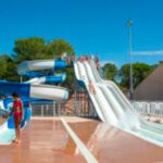 Piscine et toboggans aquatiques au camping Oasis village 5 étoiles piscine chauffée puget sur argens