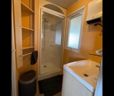 Salle d'eau avec cabine de douche lavabo et fenêtre dans Oasis village 5 étoiles piscine chauffée Puget sur Argens